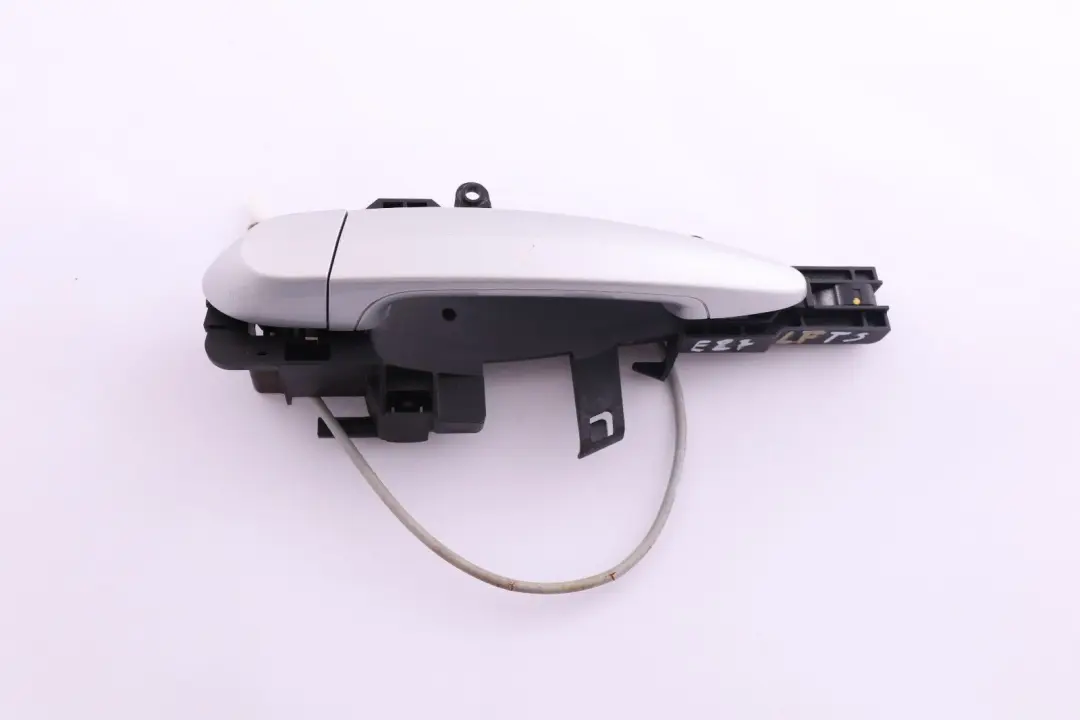 Complete Front Left Grab Handle N/S Titansilber to BMW 1 Series 4 E81 E82 E87 E88 with Part number 7059677 BMW 1 Series 4 E81 E82 E87 E88 Complete Front Left Grab Handle N/S Titansilber - SKU rhd-7059677-TS4 - Part number 7059677