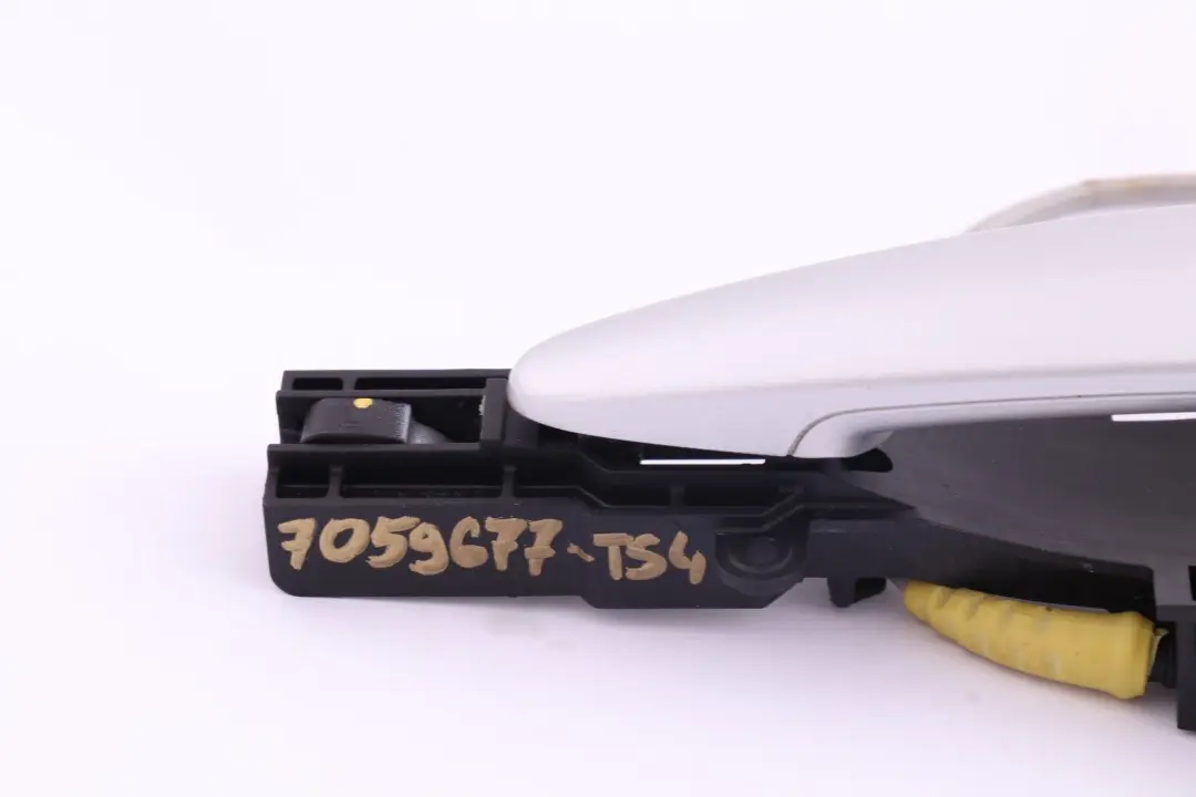 Complete Front Left Grab Handle N/S Titansilber to BMW 1 Series 4 E81 E82 E87 E88 with Part number 7059677 BMW 1 Series 4 E81 E82 E87 E88 Complete Front Left Grab Handle N/S Titansilber - SKU rhd-7059677-TS4 - Part number 7059677
