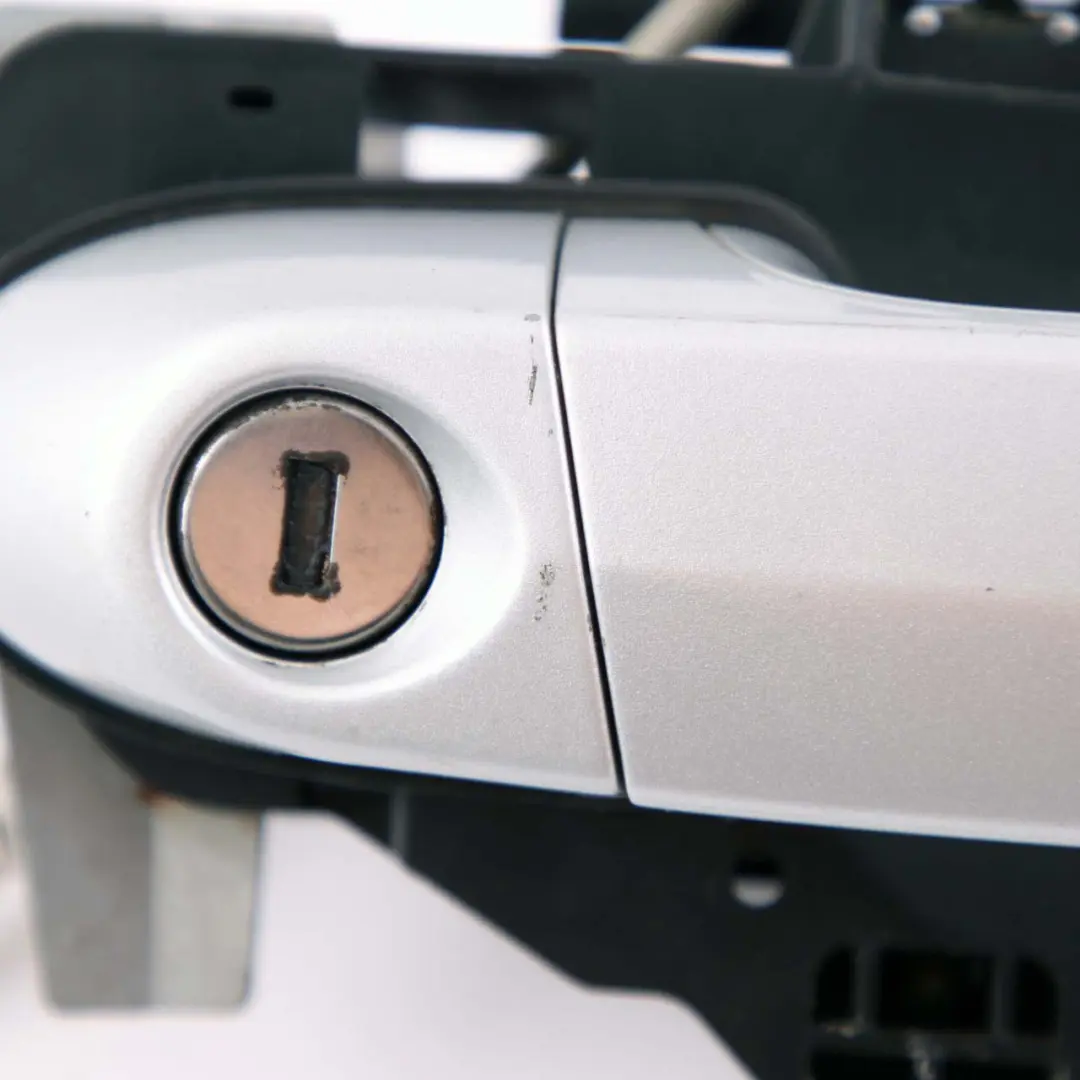 Complete Front Right Grab Handle O/S Titansilber Silver to BMW 1 Series E81 E87 with Part number 7059677 BMW 1 Series E81 E87 Complete Front Right Grab Handle O/S Titansilber Silver - SKU rhd-7059677-TS - Part number 7059677