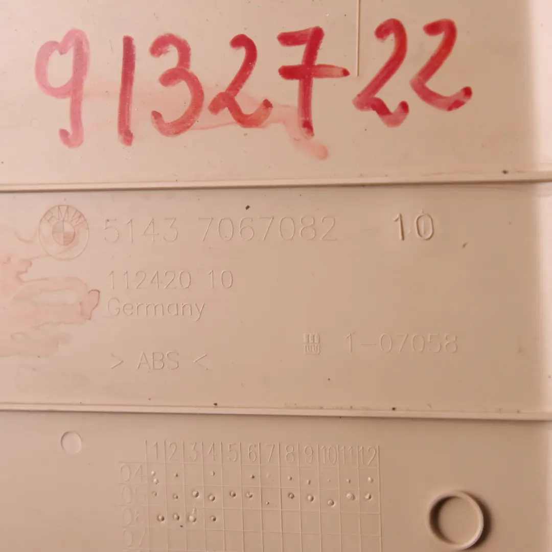 Lateral Door Trim Panel Front Right O/S Beige 7067082 to BMW 3 Series E90 E91 LCI with Part number 9132722 BMW 3 Series E90 E91 LCI Lateral Door Trim Panel Front Right O/S Beige 7067082 - SKU rhd-9132722 - Part number 9132722