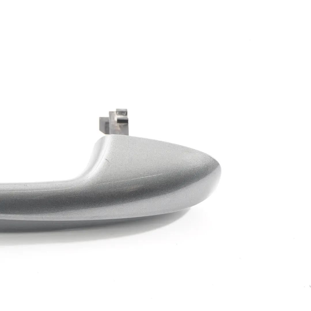 Tirador puerta Mercedes W205 Agarre Delantero Trasero Izquierdo Gris Selenita para con número de pieza A0997601559 Tirador puerta Mercedes W205 Agarre Delantero Trasero Izquierdo Gris Selenita - SKU A0997601559-SEL - Número de pieza A0997601559