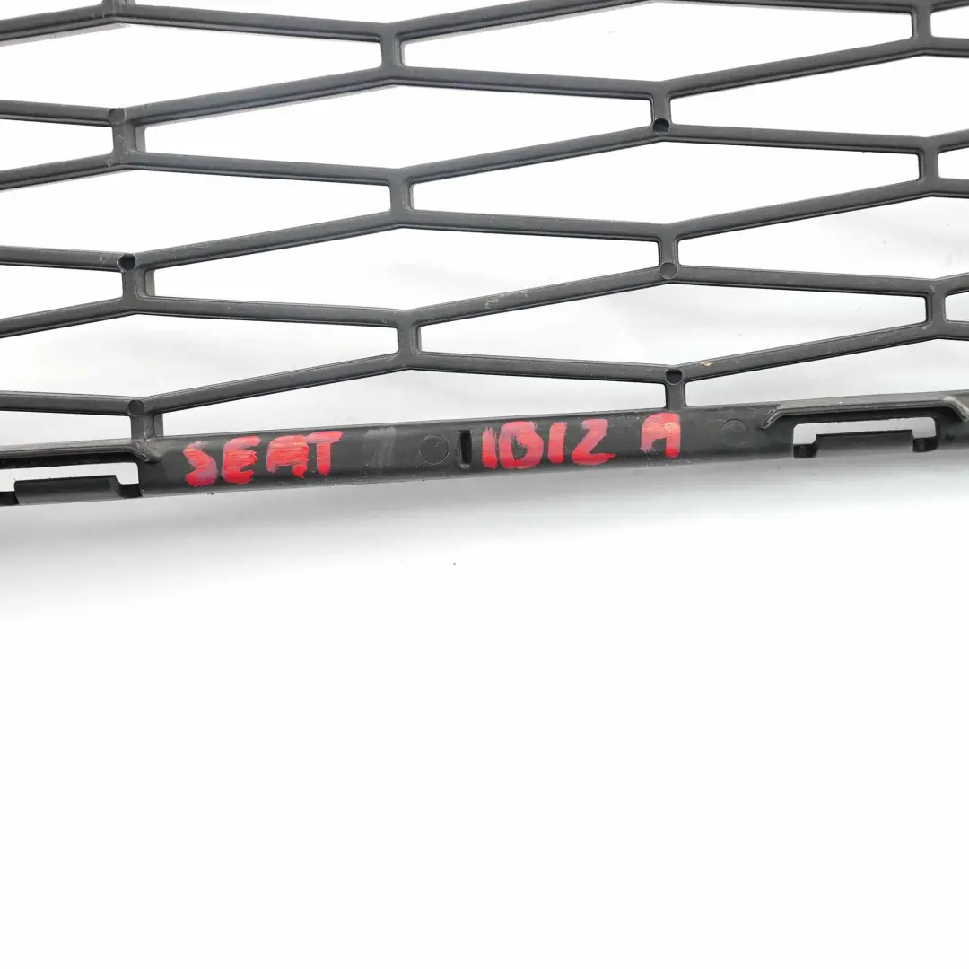 Garniture de calandre de pare-chocs avant Seat Ibiza Noir pour à propos du numéro de pièce IB12110 Garniture de calandre de pare-chocs avant Seat Ibiza Noir - SKU Seat Ibiza IB12110 - Numéro de pièce IB12110