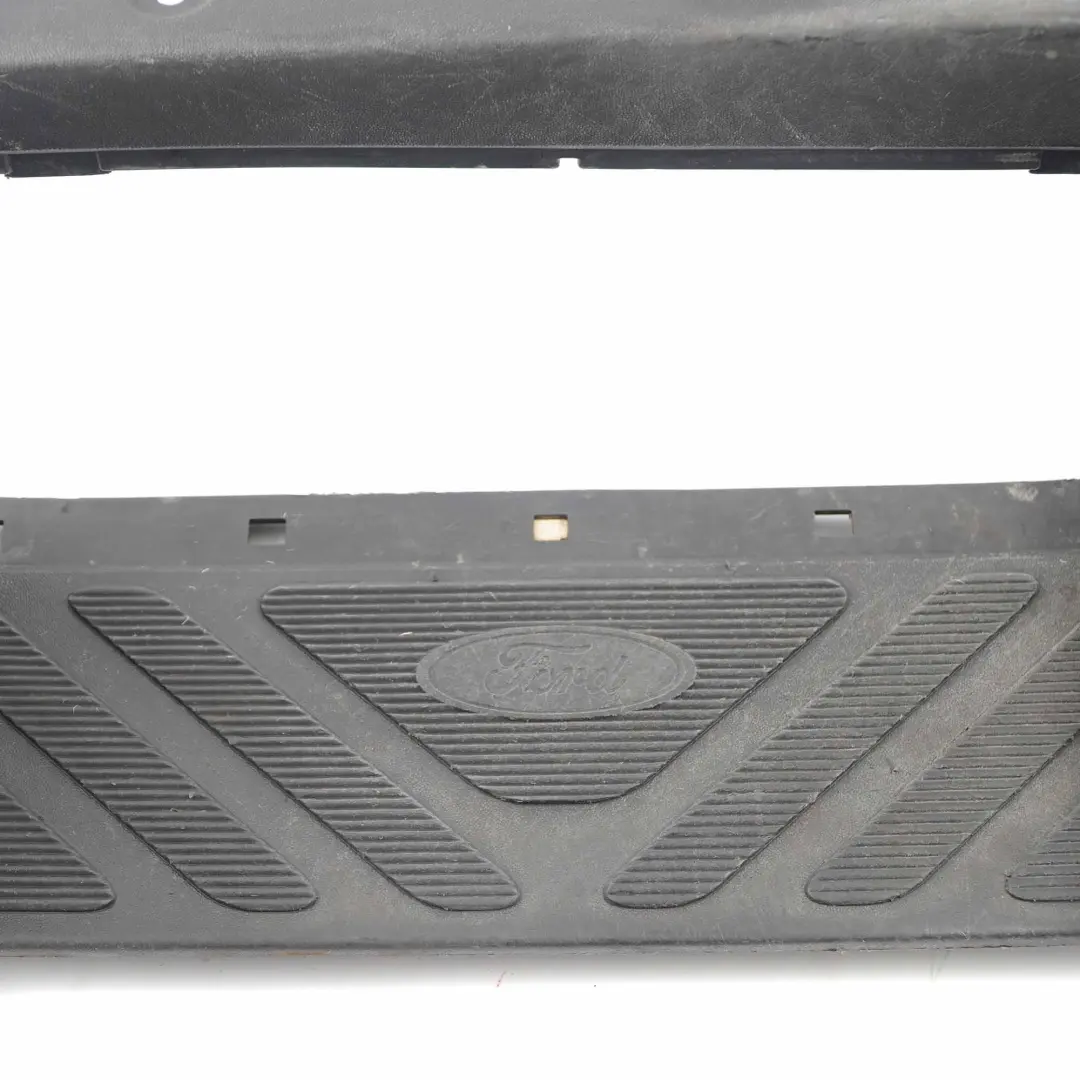 Copertura gradino anteriore destro ingresso pannello per Ford Transit con numero di parte YC15V13246ALW Ford Transit Copertura gradino anteriore destro ingresso pannello - SKU YC15V13246ALW - Numero di parte YC15V13246ALW