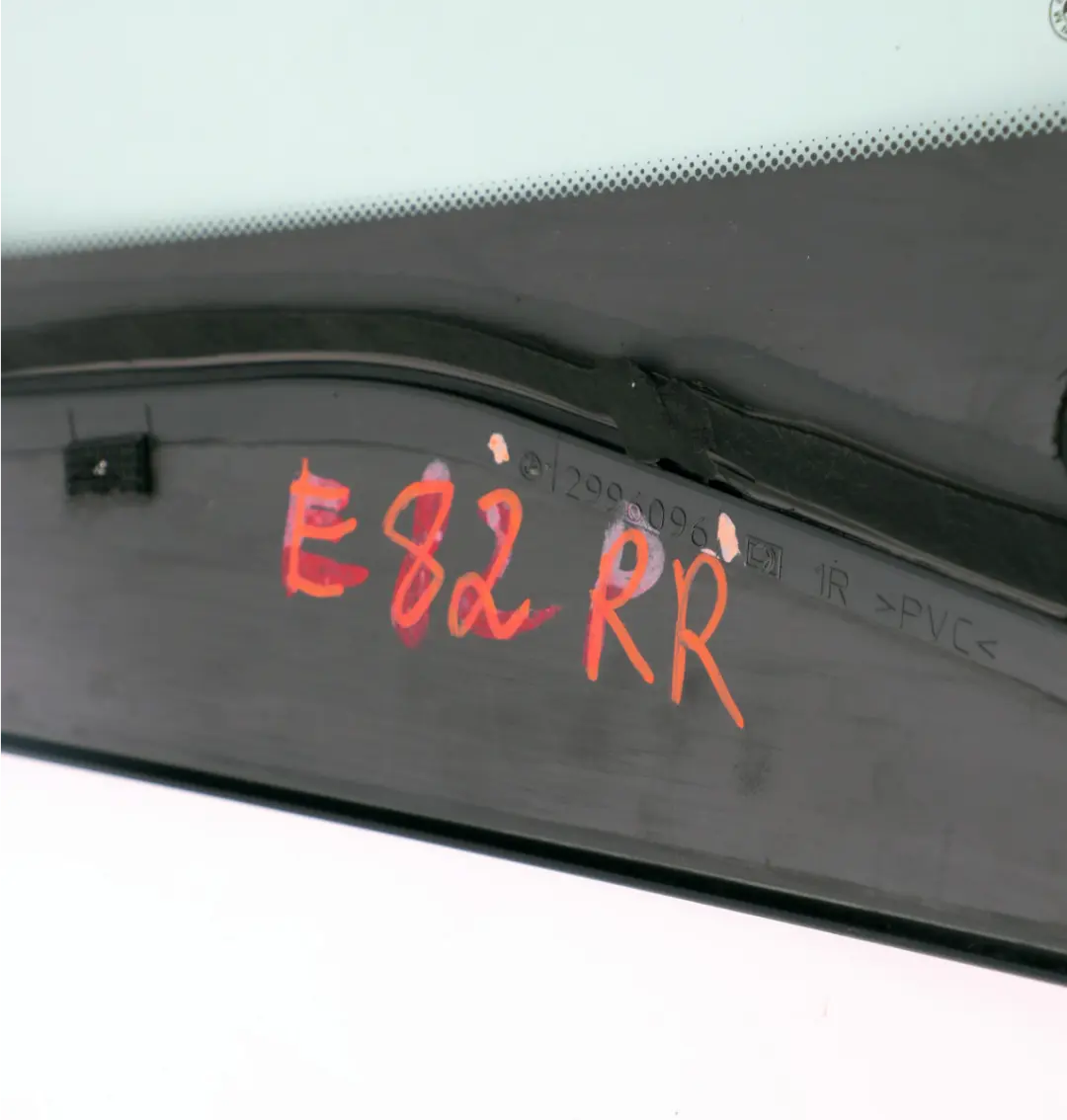 Szyba karoseryjna prawa prawy tył do BMW E82 o numerze 2996096 BMW E82 Szyba karoseryjna prawa prawy tył - SKU 2996096 - Numer Części 2996096