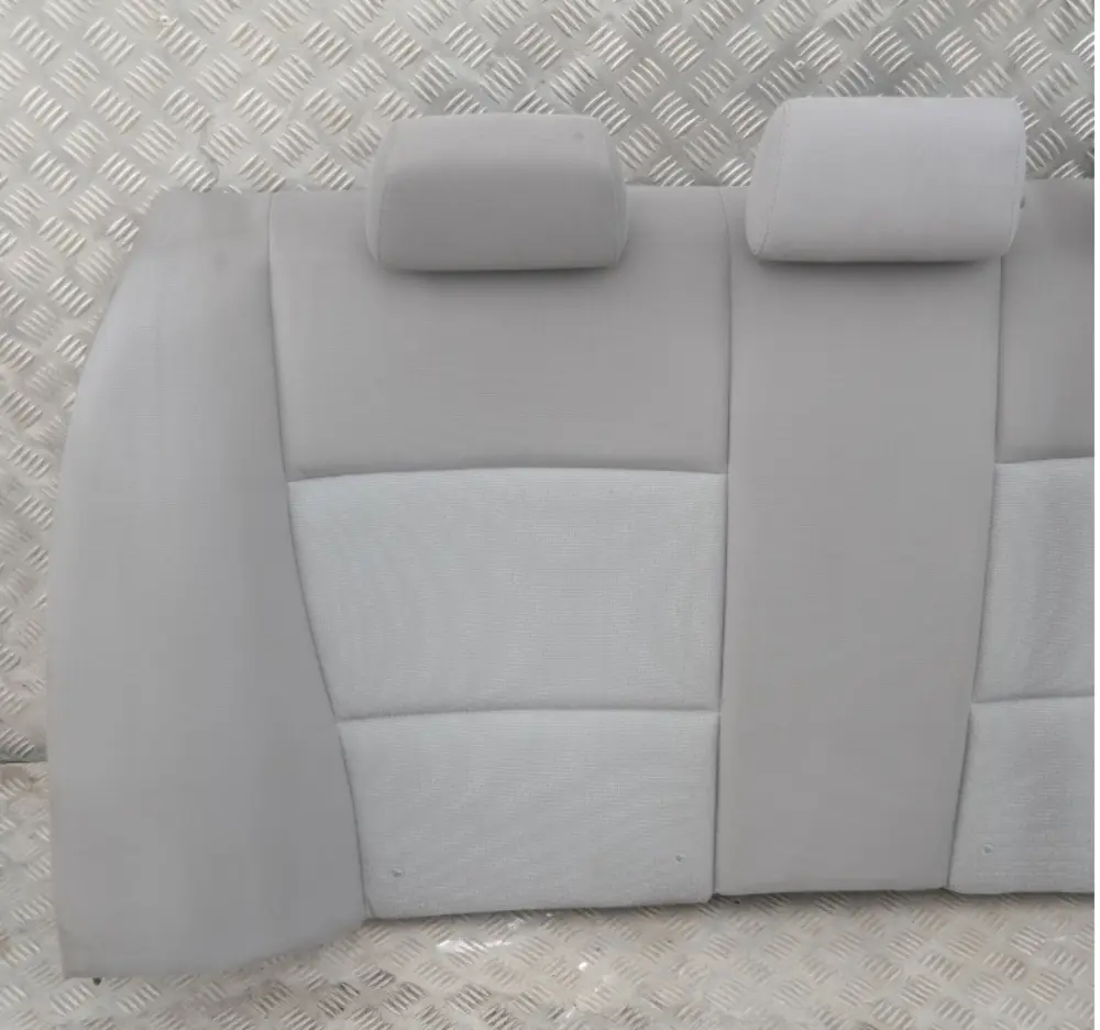 Funda Respaldo Asiento Trasero Sofá Tela Stoff Fluid Gris Grau para BMW E90 con número de pieza 7146801 BMW E90 Funda Respaldo Asiento Trasero Sofá Tela Stoff Fluid Gris Grau - SKU 7146801 - Número de pieza 7146801