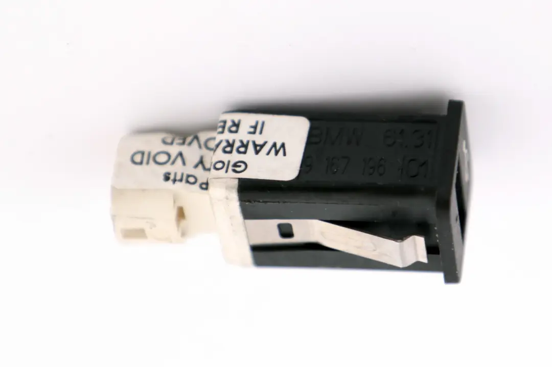 Presa USB per BMW E81 E87 E90 E91 E60 E61 con numero di parte 9167196 BMW E81 E87 E90 E91 E60 E61 Presa USB - SKU 9167196 - Numero di parte 9167196